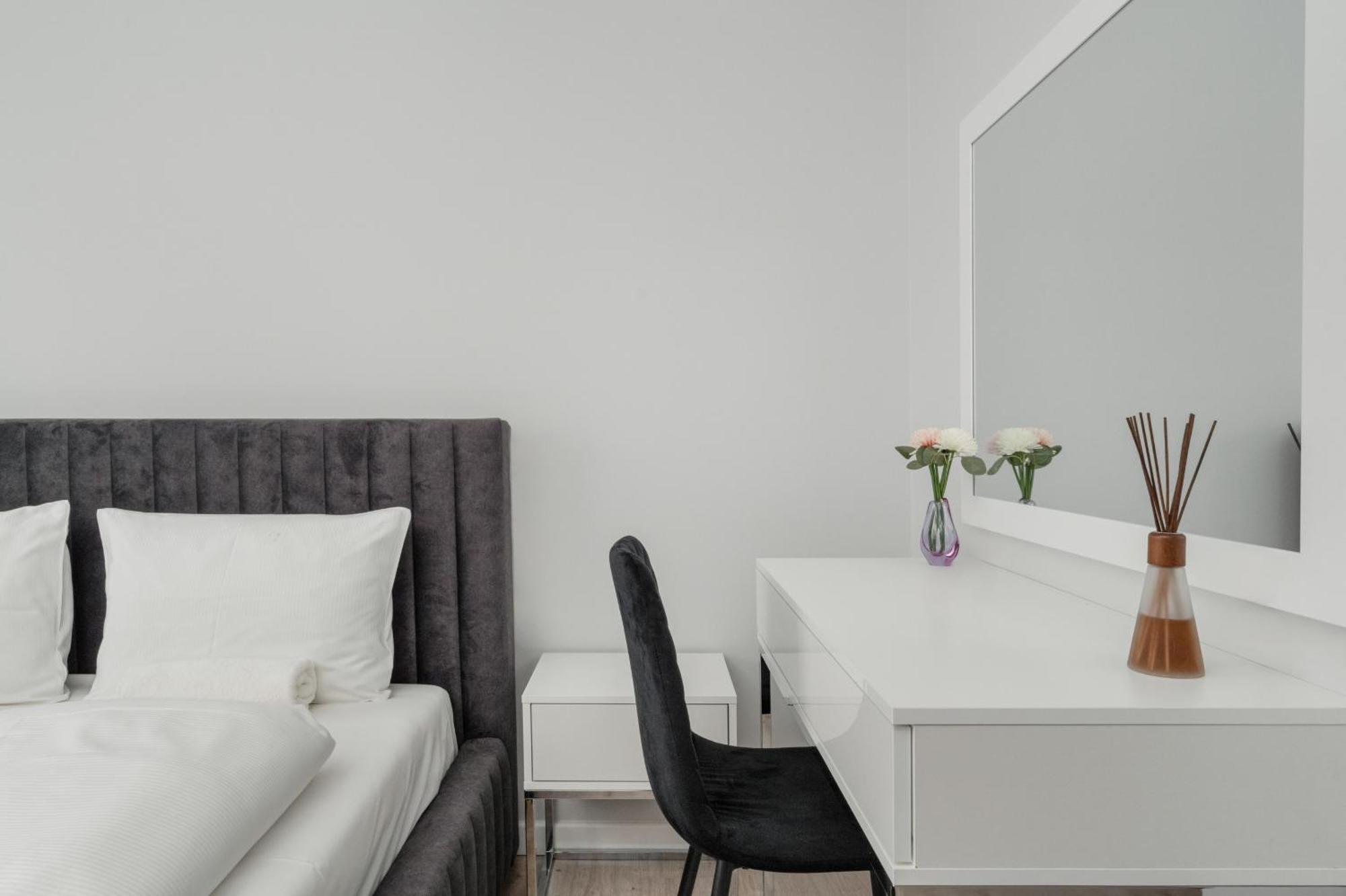 Luksusowy Apartament Z 3 Sypialniami, Klimatyzacja, Parkingiem I Biurkiem We Wroclawiu By Renters Prestige Kültér fotó