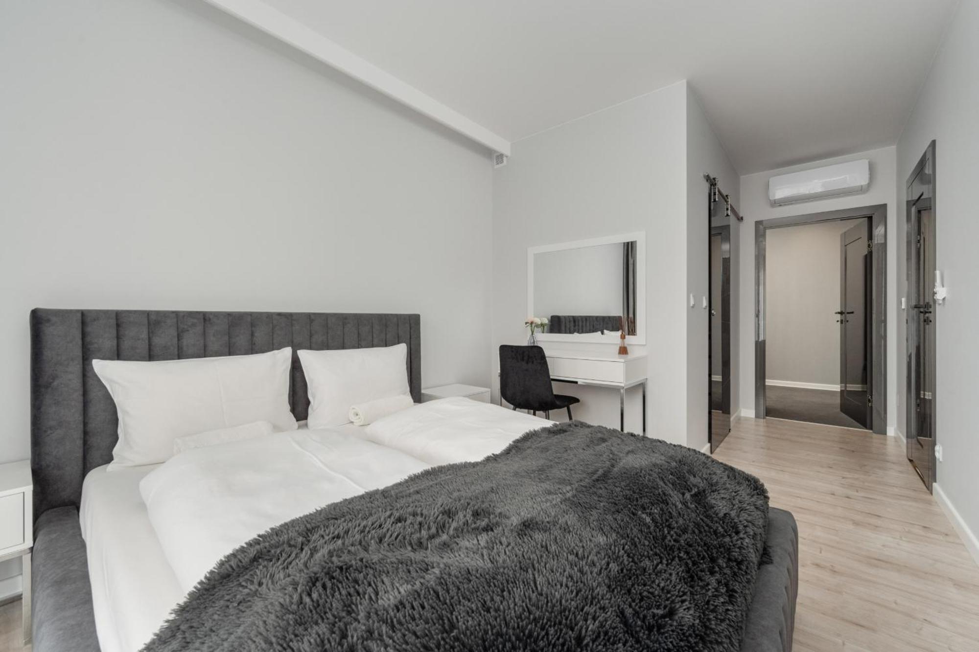 Luksusowy Apartament Z 3 Sypialniami, Klimatyzacja, Parkingiem I Biurkiem We Wroclawiu By Renters Prestige Kültér fotó