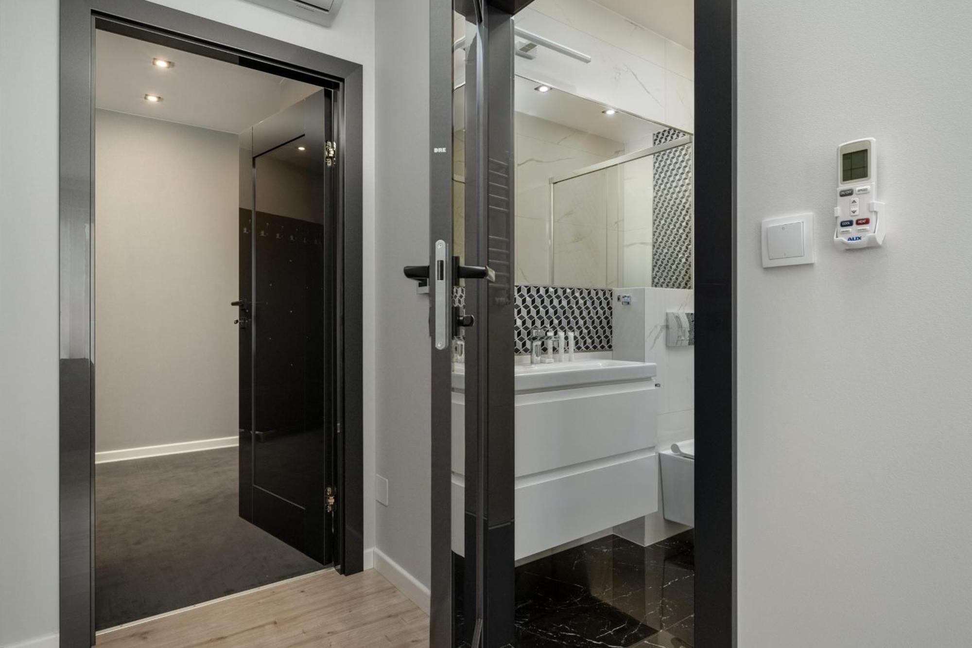 Luksusowy Apartament Z 3 Sypialniami, Klimatyzacja, Parkingiem I Biurkiem We Wroclawiu By Renters Prestige Kültér fotó